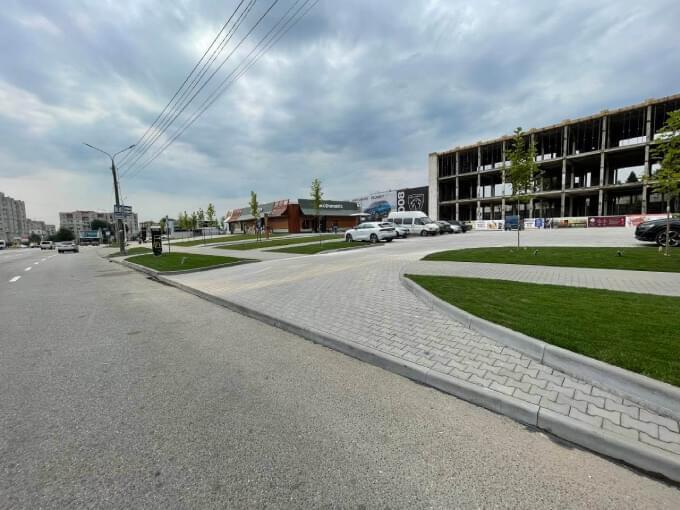 Паркінг із асфальтобетонного покриття Професійна сформована паркувальна зона