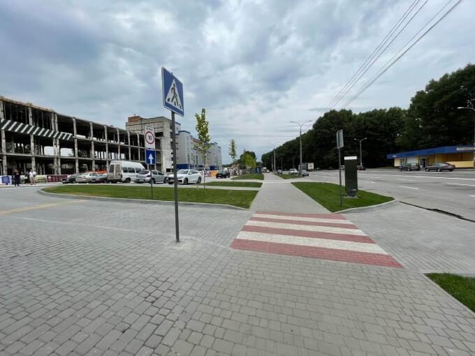 Розмітка та знаки при заїзді на МакДрайв Пішохідна зона з розміткою та дорожніми знаками