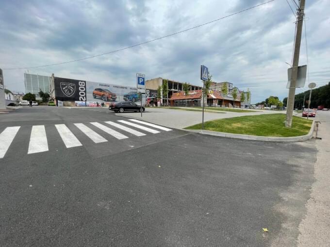 Пішохідний перехід на виїзді з McDonald’s Зручно побудований виїзд з McDonald’s