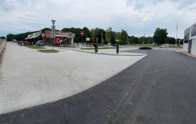 Демонтовано старе покриття із бетону Кладка бруківки на задньому дворі McDonald’s