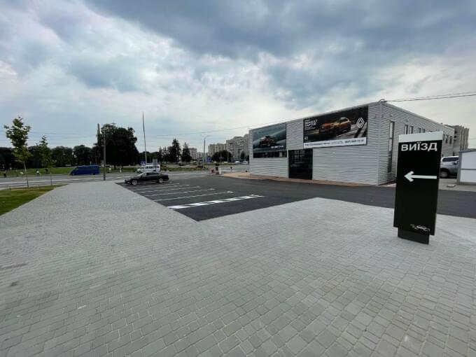 Додатковий паркінг з розміткою для автомобілів Зручний Виїзд з МакДрайв