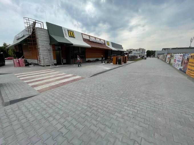 Нові площадки із ФЕМ (бруківки) для літніх терас Упорядкований МакДрайв з новою бруківуою