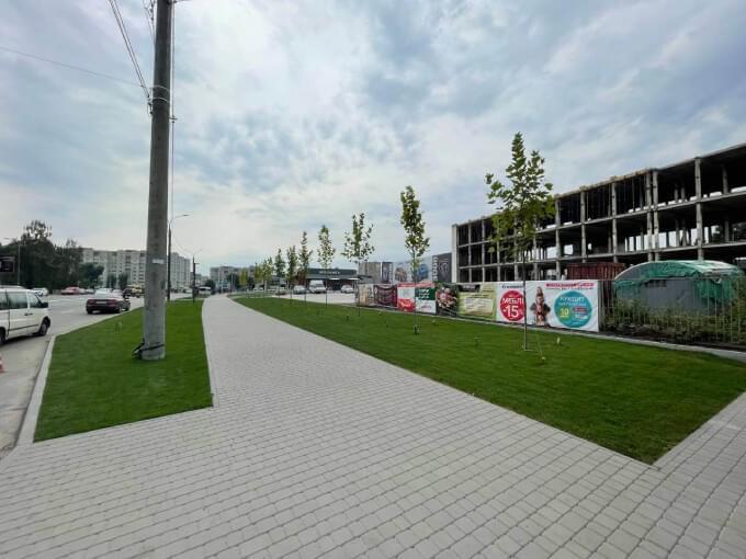 Облаштовані тротуари з газоном Тротуарна доріжка біля McDonald’s