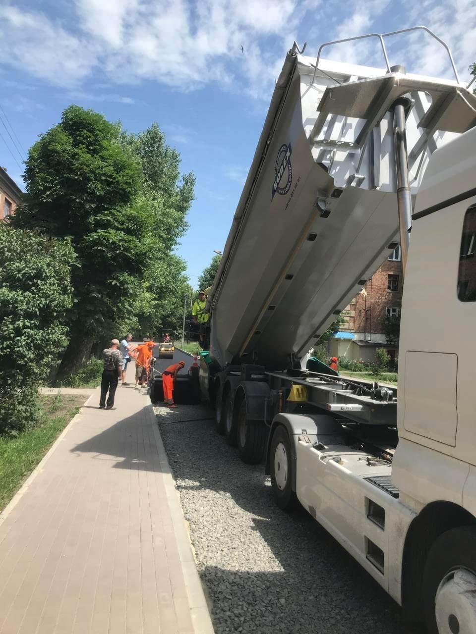 Високоякісні матеріали для влаштування двошарового покриття розвантаження нової порції щебеню для будівництва двошарової дороги в житловому кварталі попова