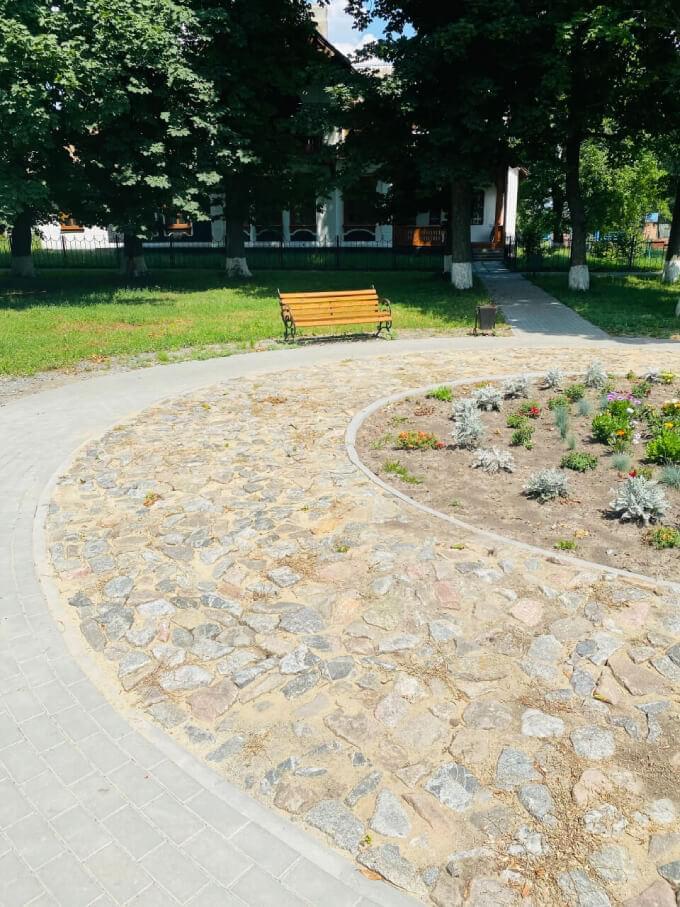 Кільцева бруківка в парку Потоцьких Кільцева клумба посеред сучасної бруківки вкладеною Інженерно-Будівельною компанією Гайвей