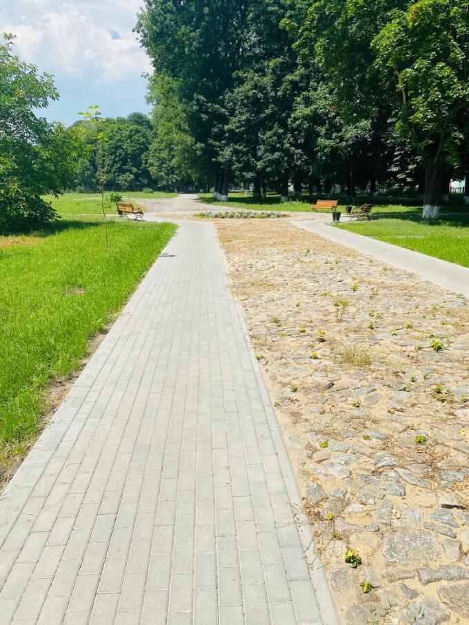 доріжки з старовинного каменю Облаштування доріжок у сквері з справжнього каменю