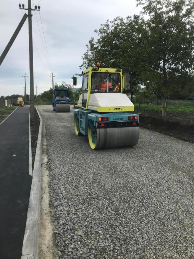 трабмування щебебеню при реконструкції вулиці верейського утрамбування дорожнього покриття вздовж вулиці Верейського