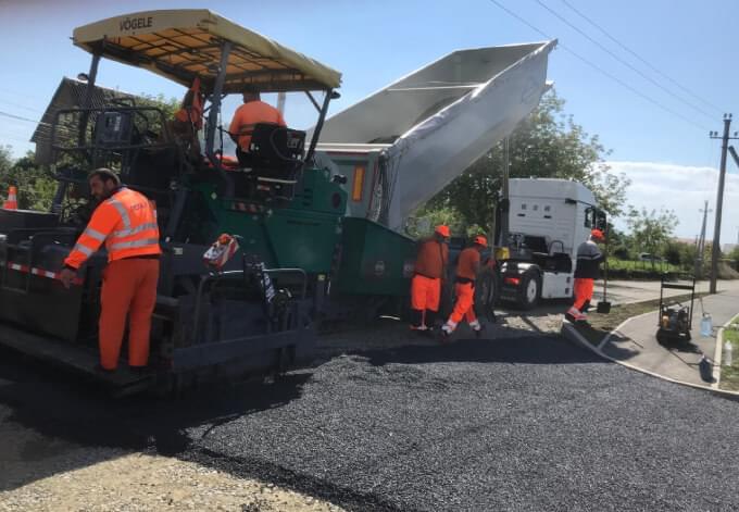 з'їзд з тратуару на сучасну дорогу професіональна техніка для розсипу щебебеню команди професіоналів гайвей