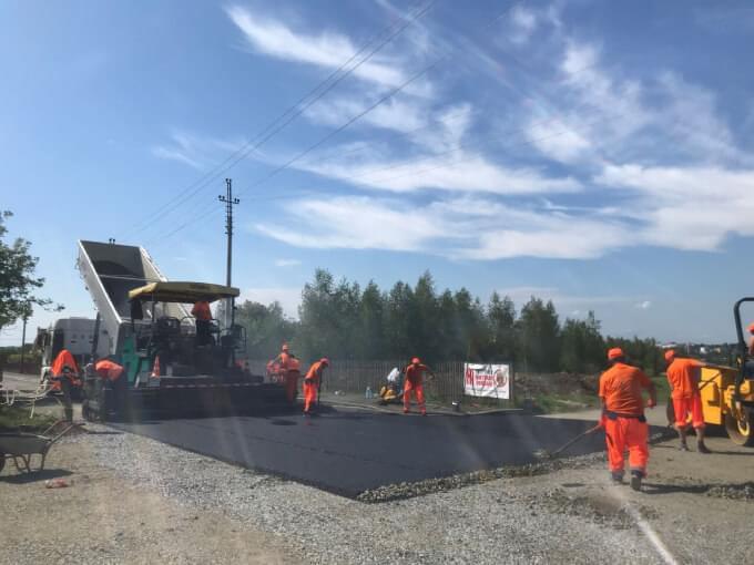 розсипка асфальту вздовж вулиці Верейського всі масштаби роботи працівників гайвей на території мікрорайону Ружична