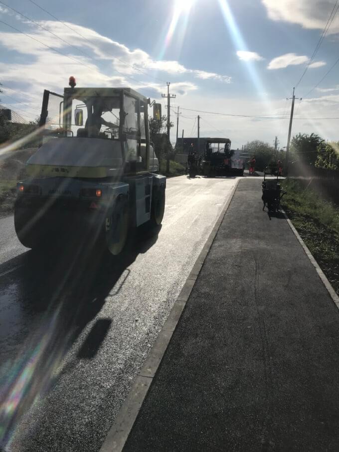 завершений тратуар з продовженням до жилих будинків реконструйований участок дороги та тратуару