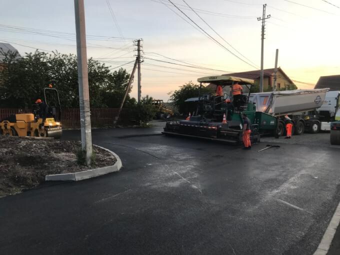 в'їзди та тратуари вздовж часних будинків фіналбні роботи над найбільшим участком мікрорайону Ружична