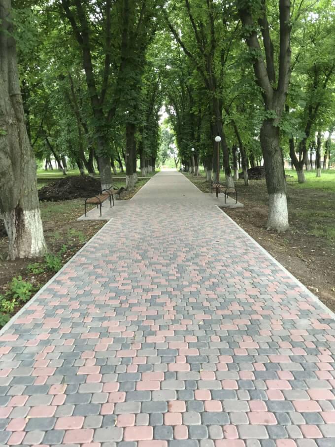 головний тратуар парку вткладений з ФЕМ бруківки
