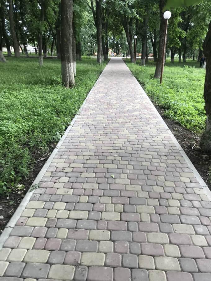 реконструйований тратуар з сучасної ФЕМ бруківки сучасний тратуар з ФЕМ бруківки