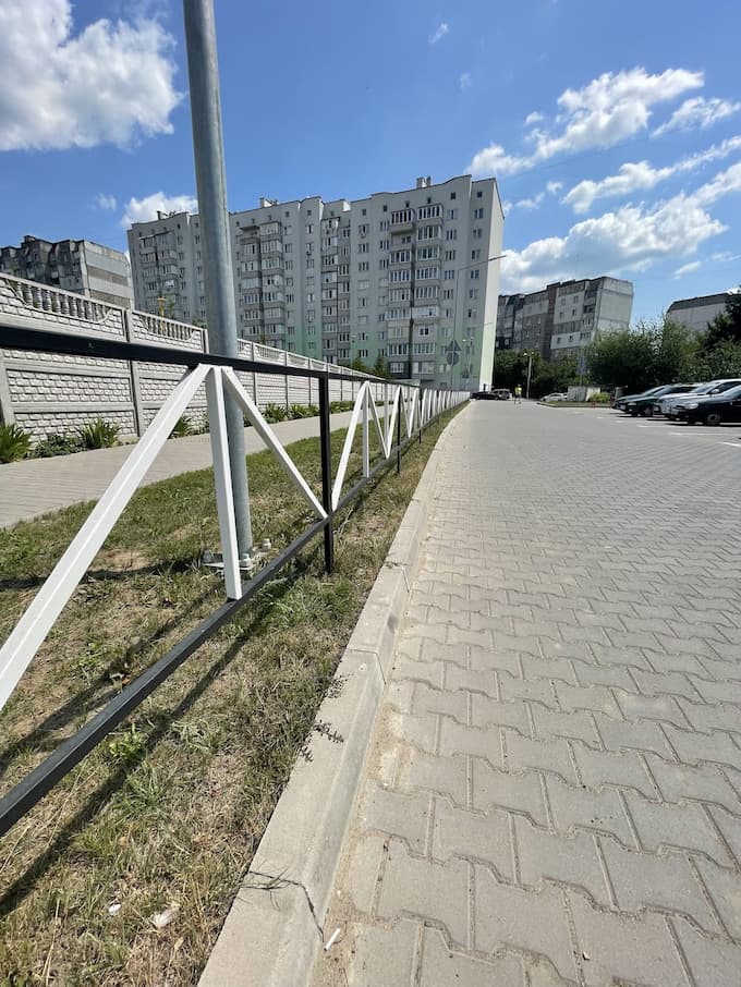 паркан між тратуаром та парковкою впродовж вулиці залізняка Пішохідний перехід між тратуаром та парковкою