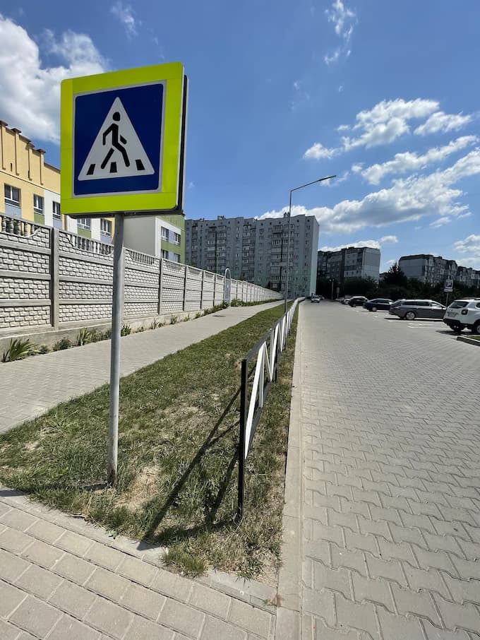 кінцева робота гайвей над вулецею залізняка завершений варіант вулиці залізняка з тратуаром парковкою ліхтарями та декораціями